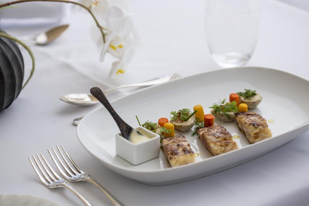 The Residence Mauritius Belle Mare Esterno foto A dish at the restaurant