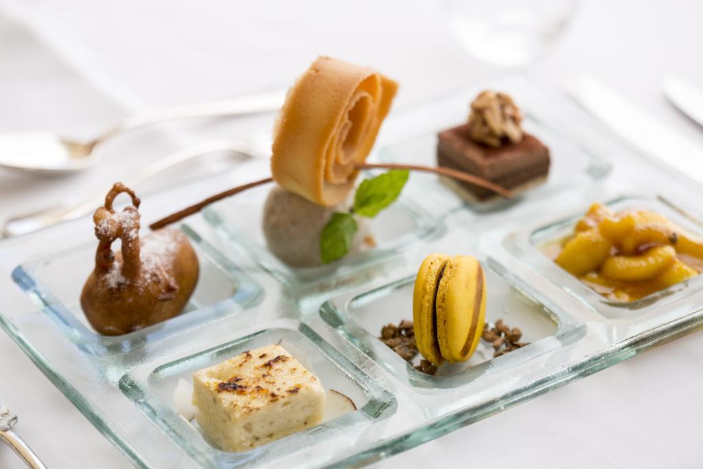 The Residence Mauritius Belle Mare Esterno foto A selection of petits fours