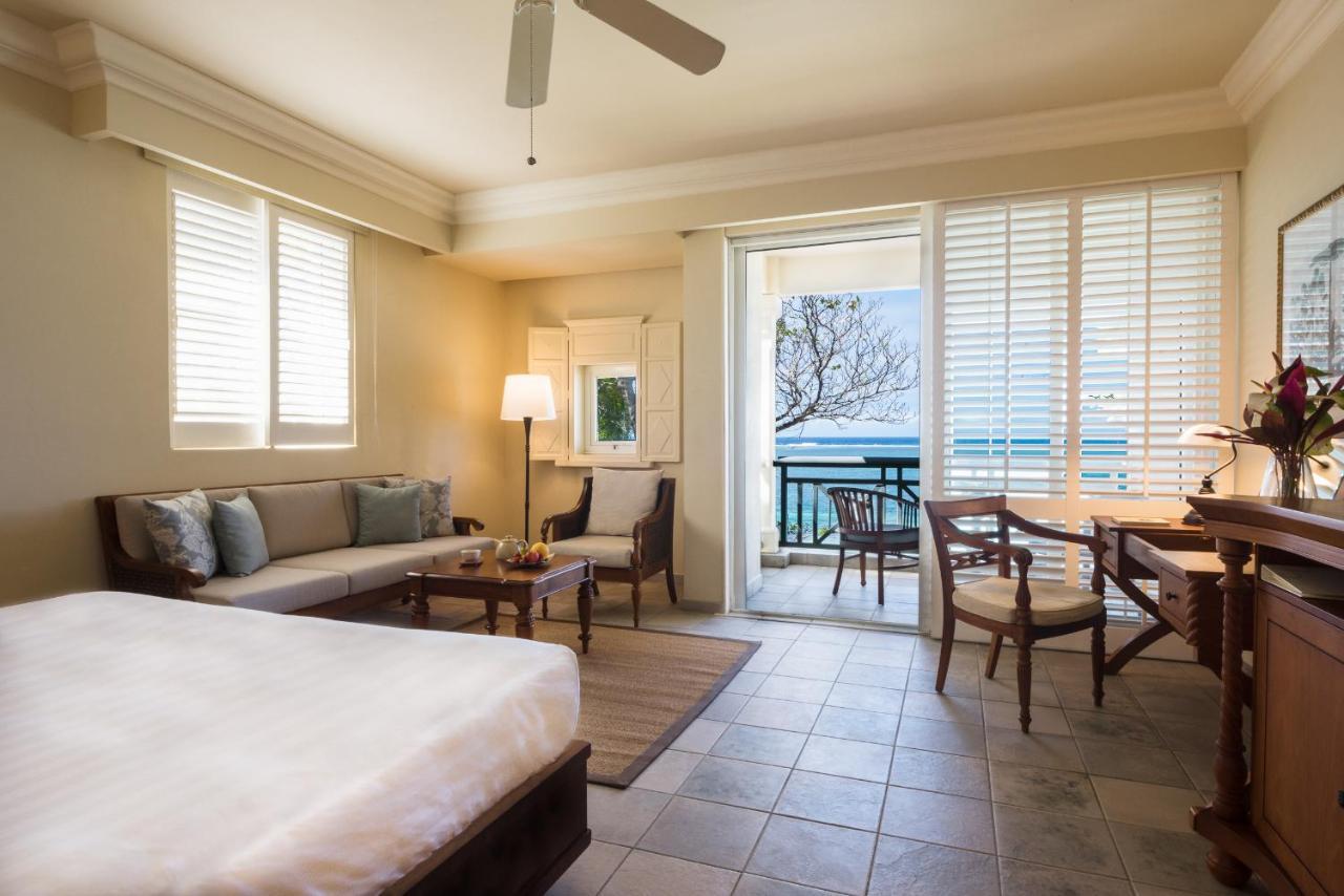 The Residence Mauritius Belle Mare Esterno foto A guest room at the Four Seasons Resort