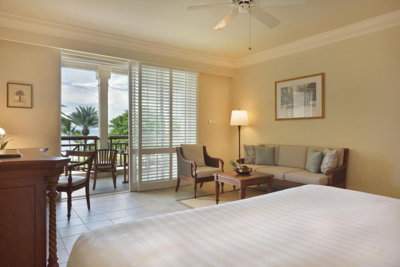 The Residence Mauritius Belle Mare Esterno foto A room at The Westin