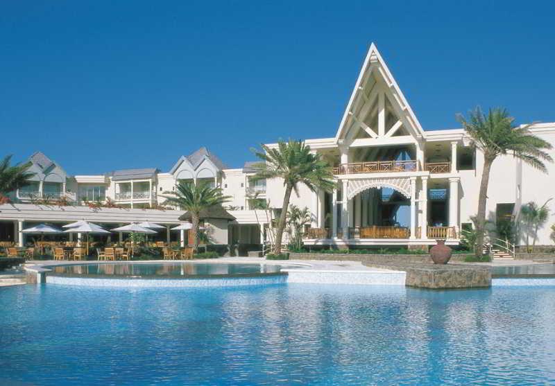 The Residence Mauritius Belle Mare Esterno foto The resort's main pool