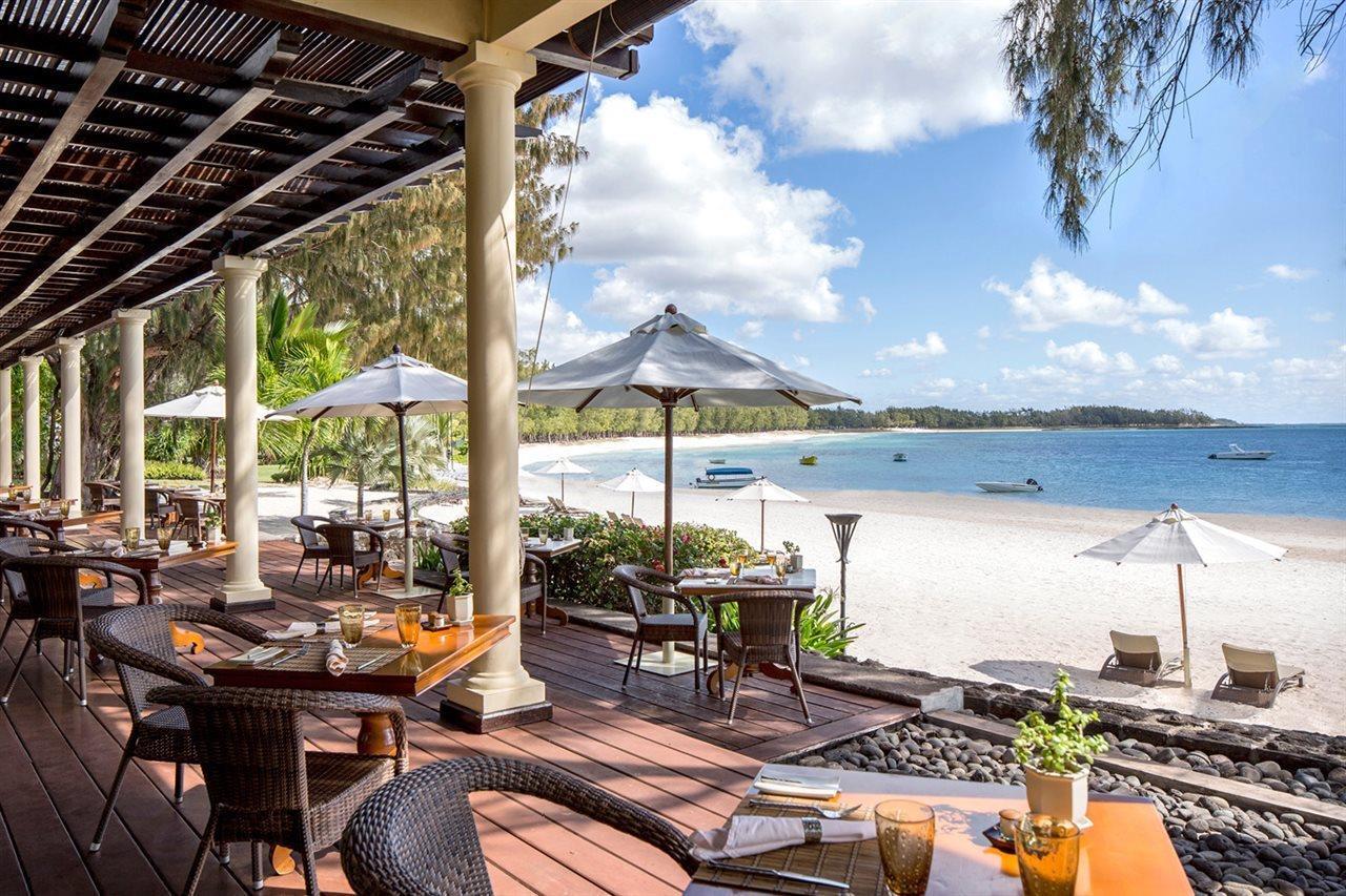 The Residence Mauritius Belle Mare Esterno foto Beachfront dining at the resort