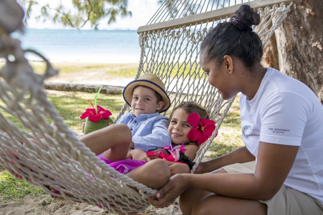 The Residence Mauritius Belle Mare Esterno foto Children at the resort