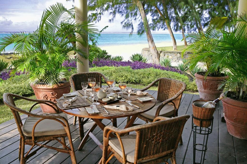 The Residence Mauritius Belle Mare Esterno foto A patio