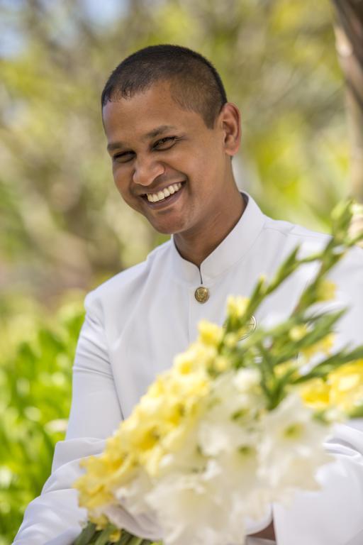 The Residence Mauritius Belle Mare Esterno foto A Bahraini man wearing a thobe