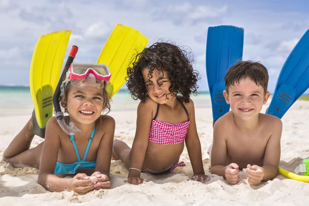 The Residence Mauritius Belle Mare Esterno foto Children on a beach
