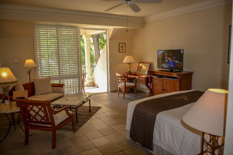 The Residence Mauritius Belle Mare Esterno foto A room at the Four Seasons Resort