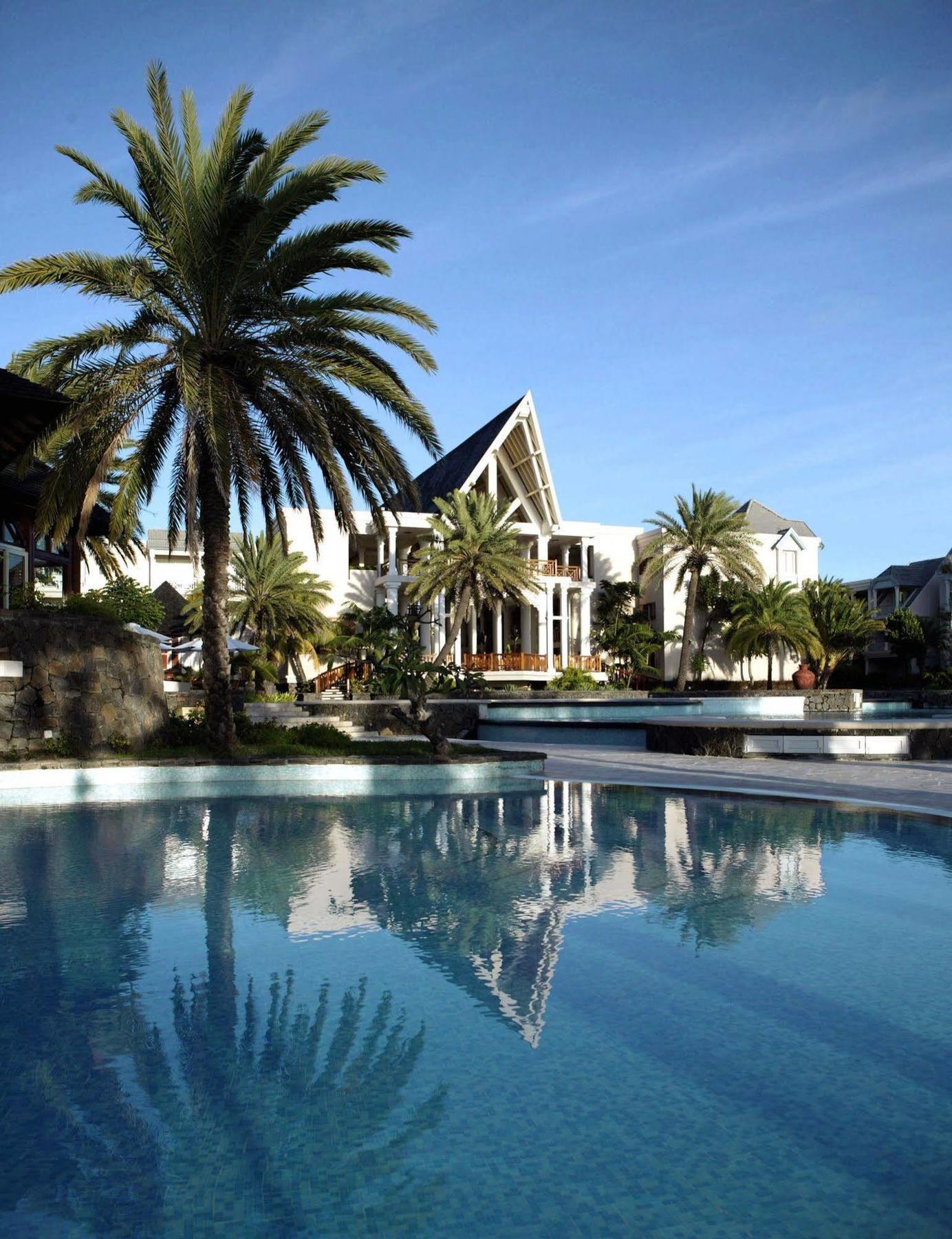 The Residence Mauritius Belle Mare Esterno foto The resort's main building