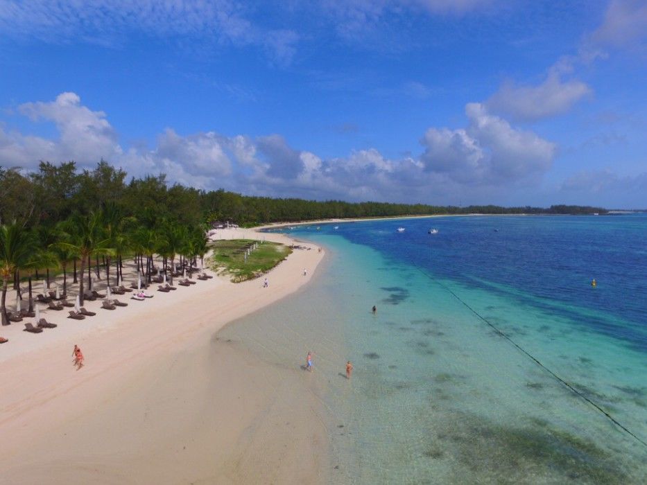 The Residence Mauritius Belle Mare Esterno foto Aerial view of the beach