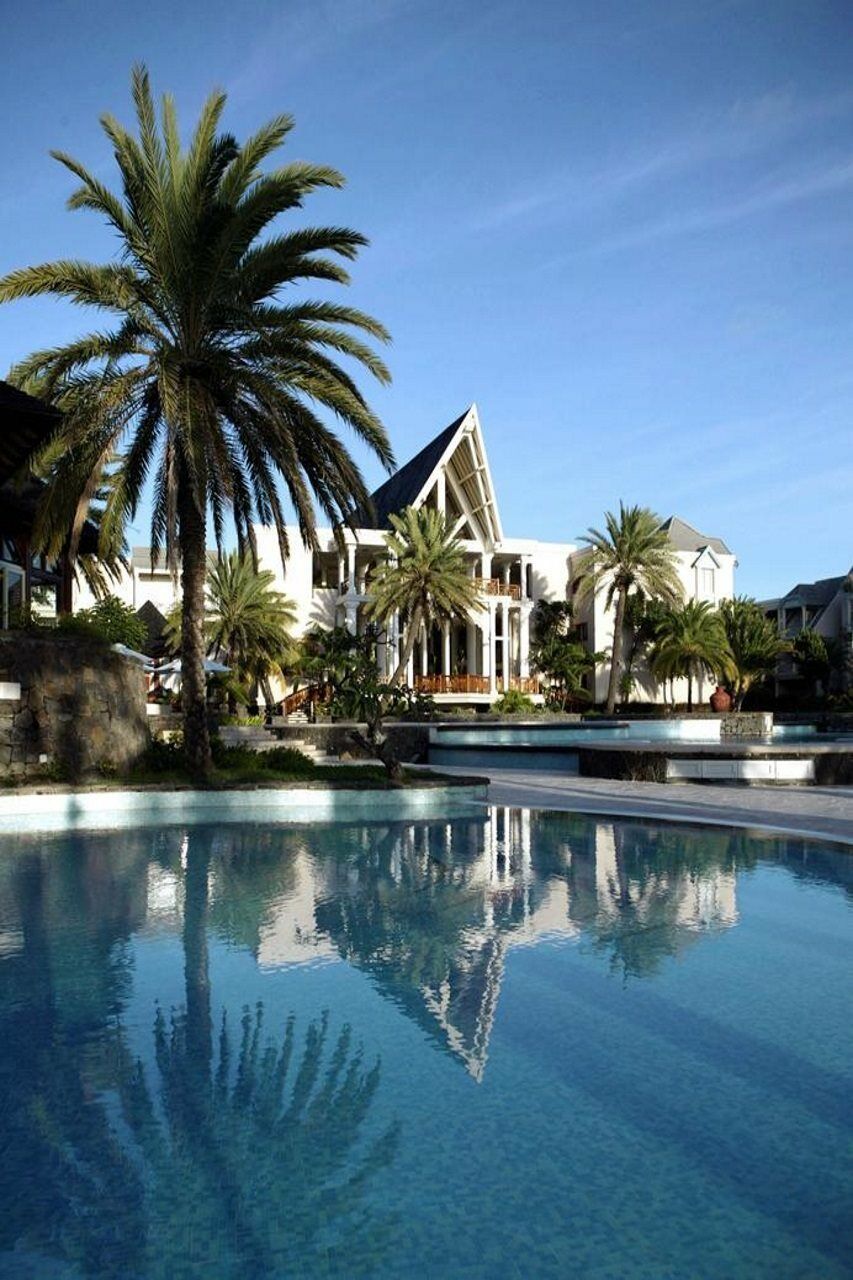 The Residence Mauritius Belle Mare Esterno foto The resort's main building