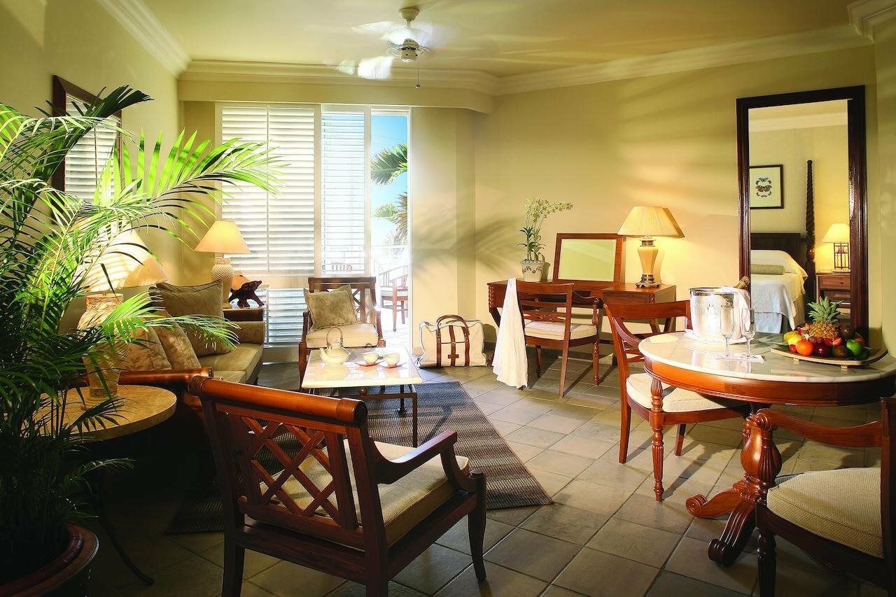 The Residence Mauritius Belle Mare Esterno foto A suite at the Four Seasons Hotel, Miami