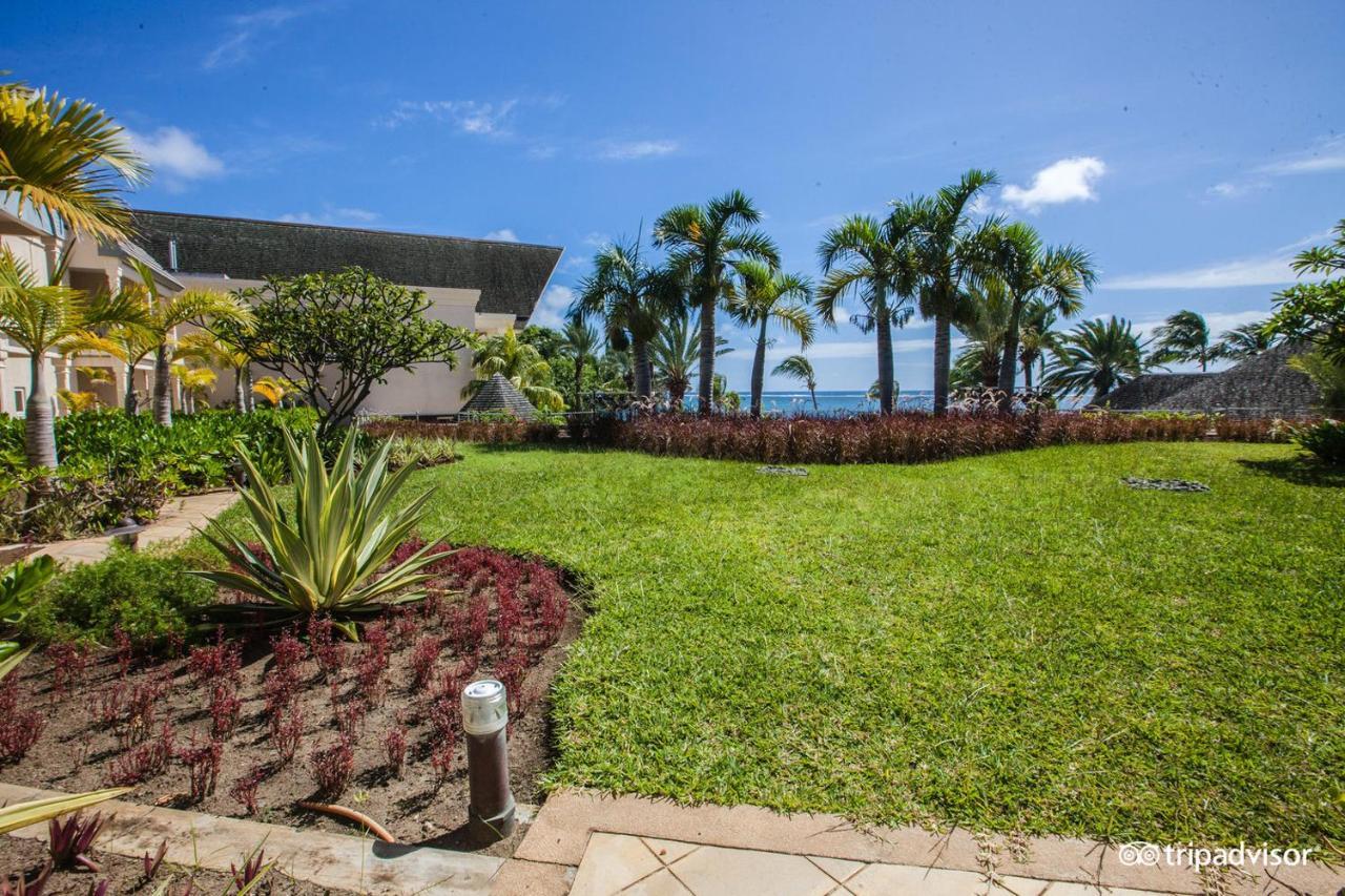 The Residence Mauritius Belle Mare Esterno foto A view of the beach from the resort
